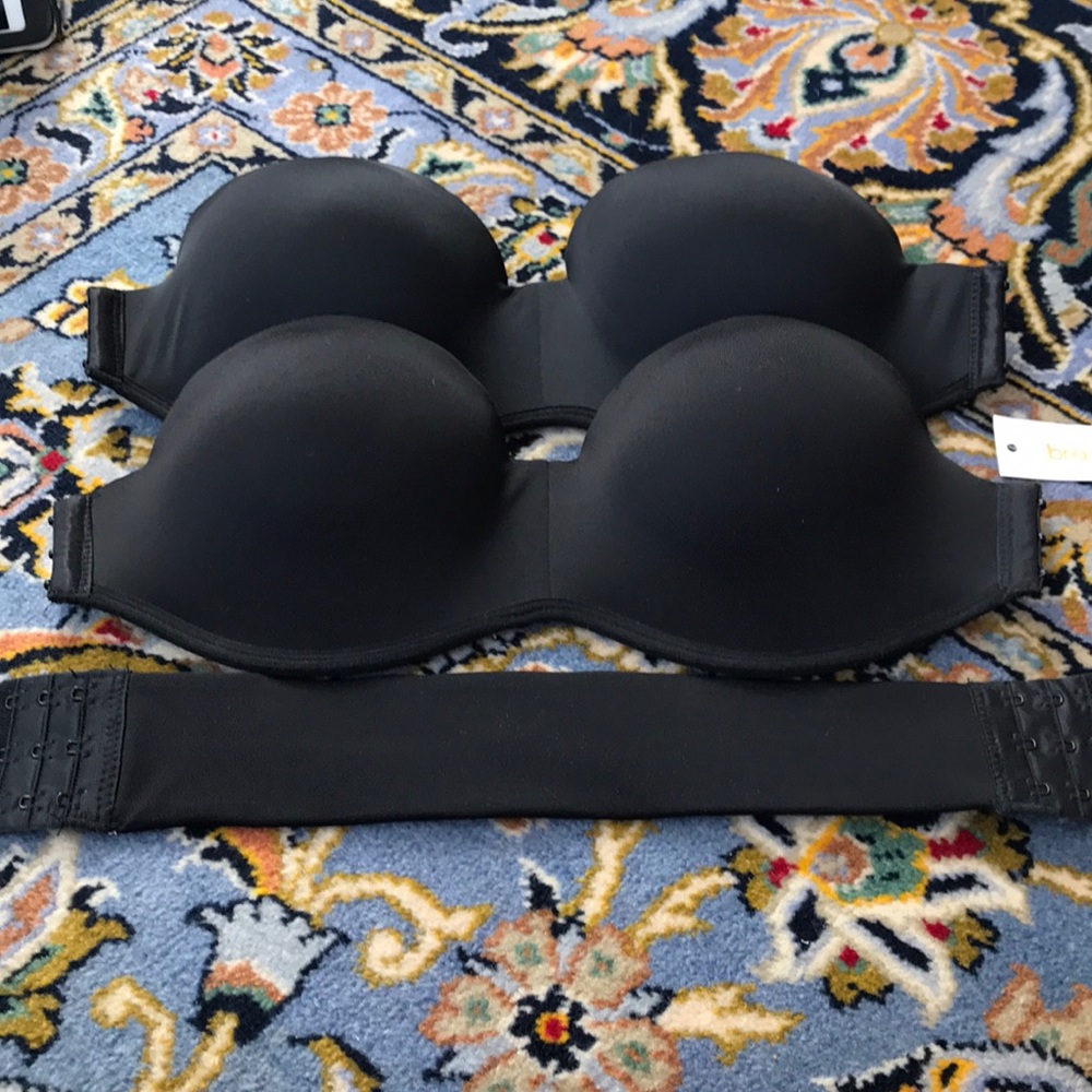 Brand new with tags. A set of 2 bras. 1 belt 2 cup